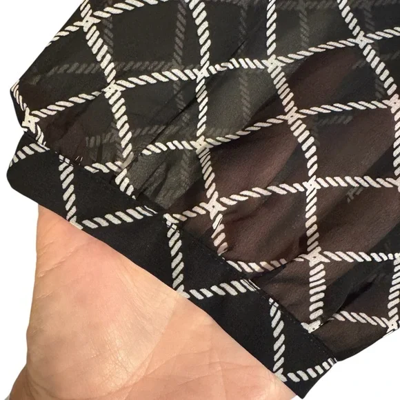 Old Navy Black/White V-Neck Blouse  XLARGE   #X - Picture 4 of 7